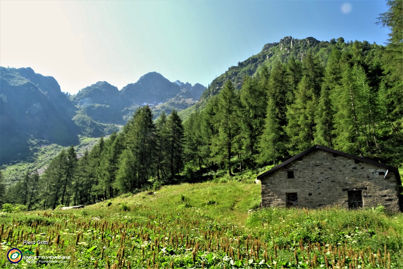 26 Baita' La Cuna' con prima vista verso il Vallone.JPG